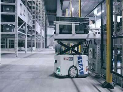 Mobile AMR warehouse system with autonomous robots for compact warehouse automation